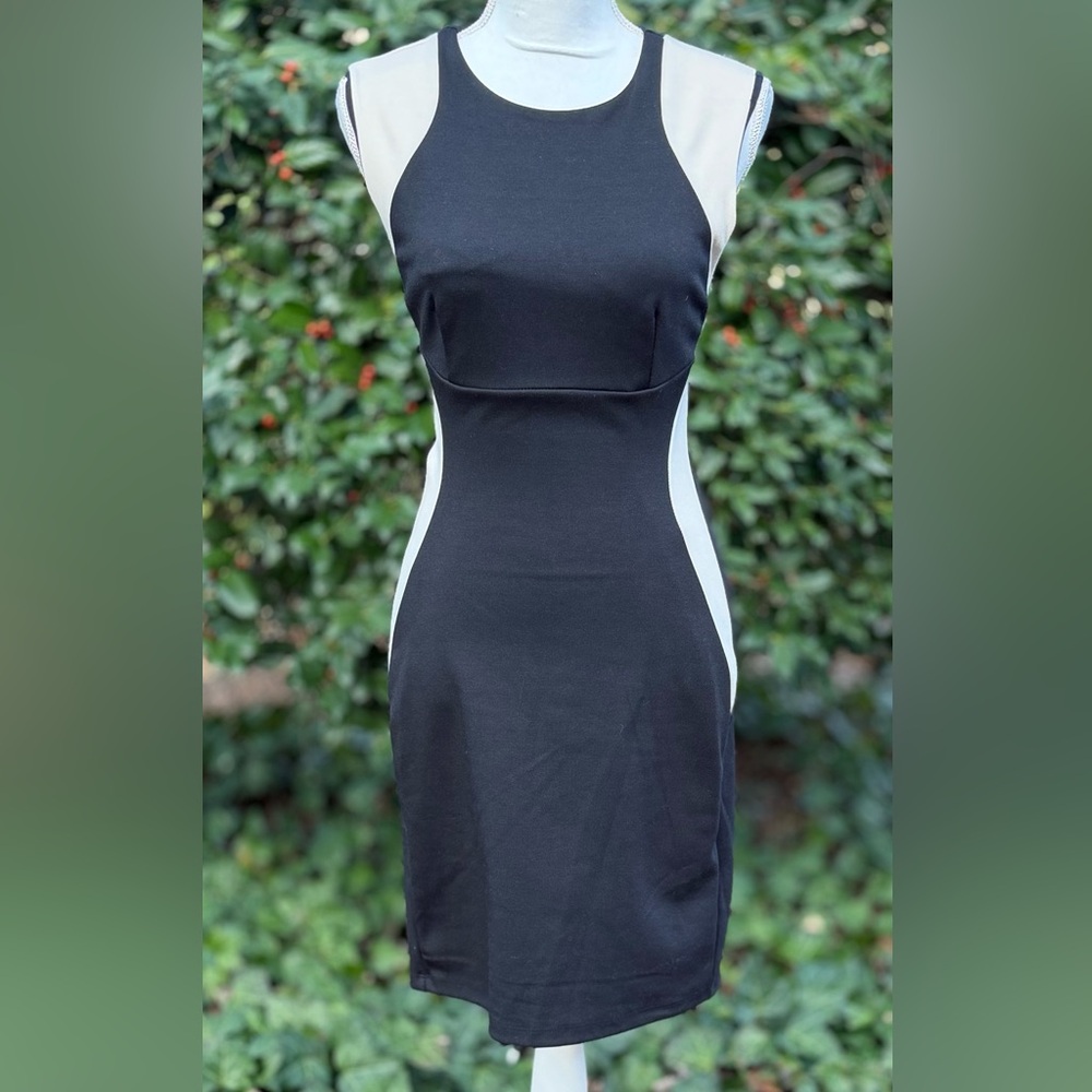 🦋 Eight Sixty Elegant Black and Off-White Fully Lined Sleeveless Dress